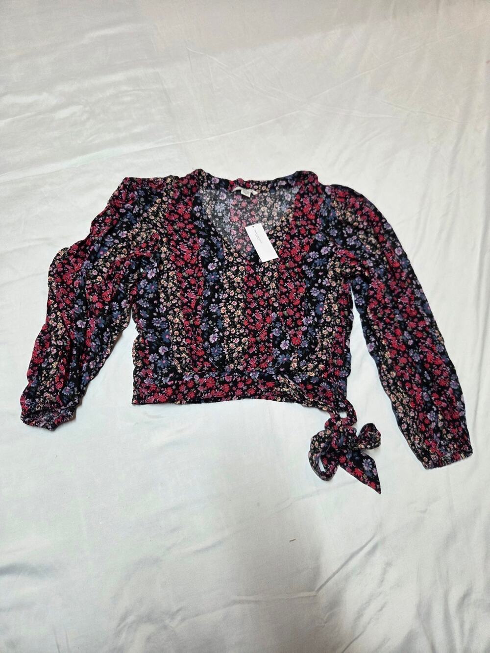 American Eagle Outfitters Black Floral Tie-Waist V-Neck Crop Top size XS
